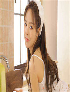 舞娘舞蹈-亲切的金子趴在桌子上打扑克的视频