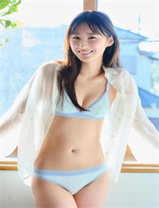 明艳动人的她